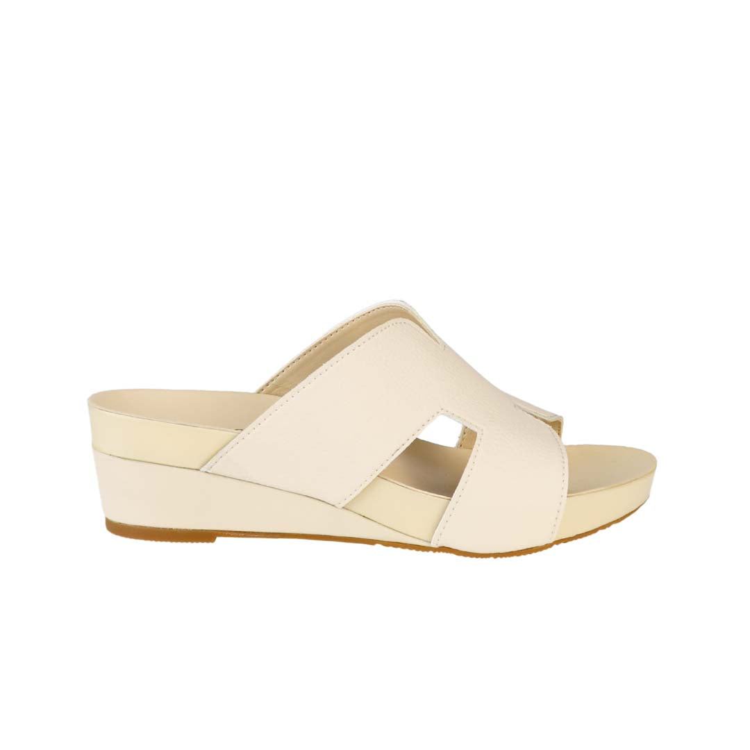 Side view of Thomas Chan ivory cream colour comfortable Pebble Lychee H-Strap Low Wedge Slides sandals with arch support footbed