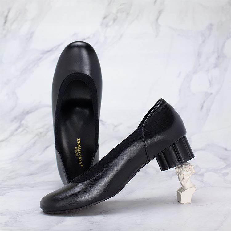  Thomas Chan presents court shoes crafted with black suede ox leather, complete with an arch-support orthotic insole included, ensuring both comfort and a more breathable experience.