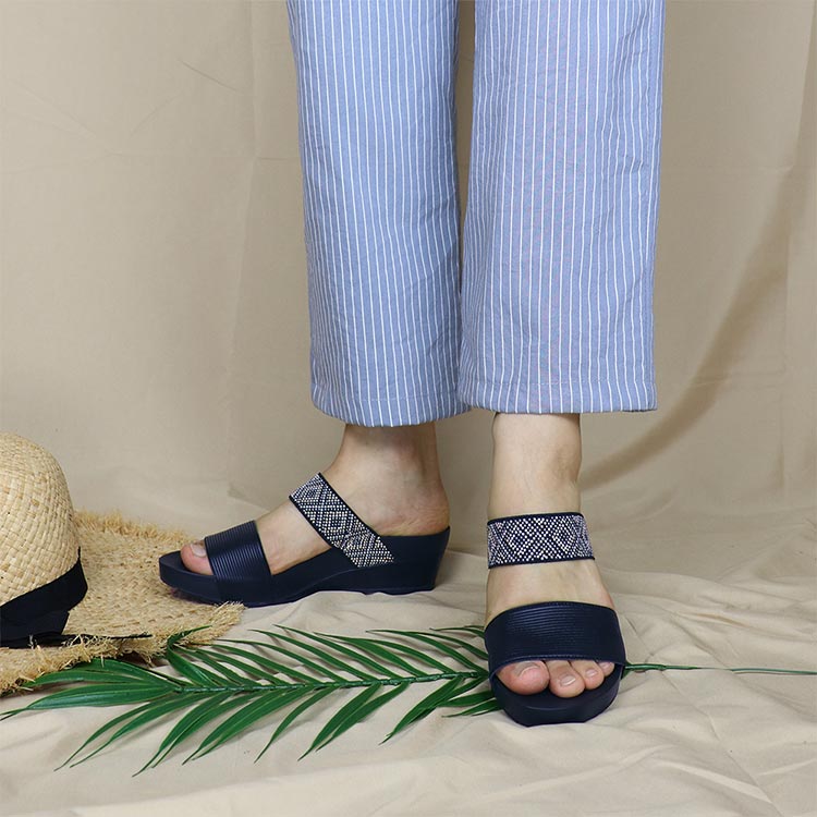 Wide feet hot sale strappy sandals